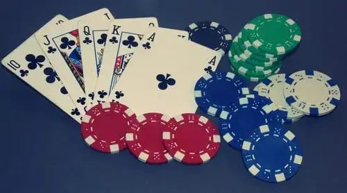 Người dùng Việt Nam chơi game slot trên điện thoại